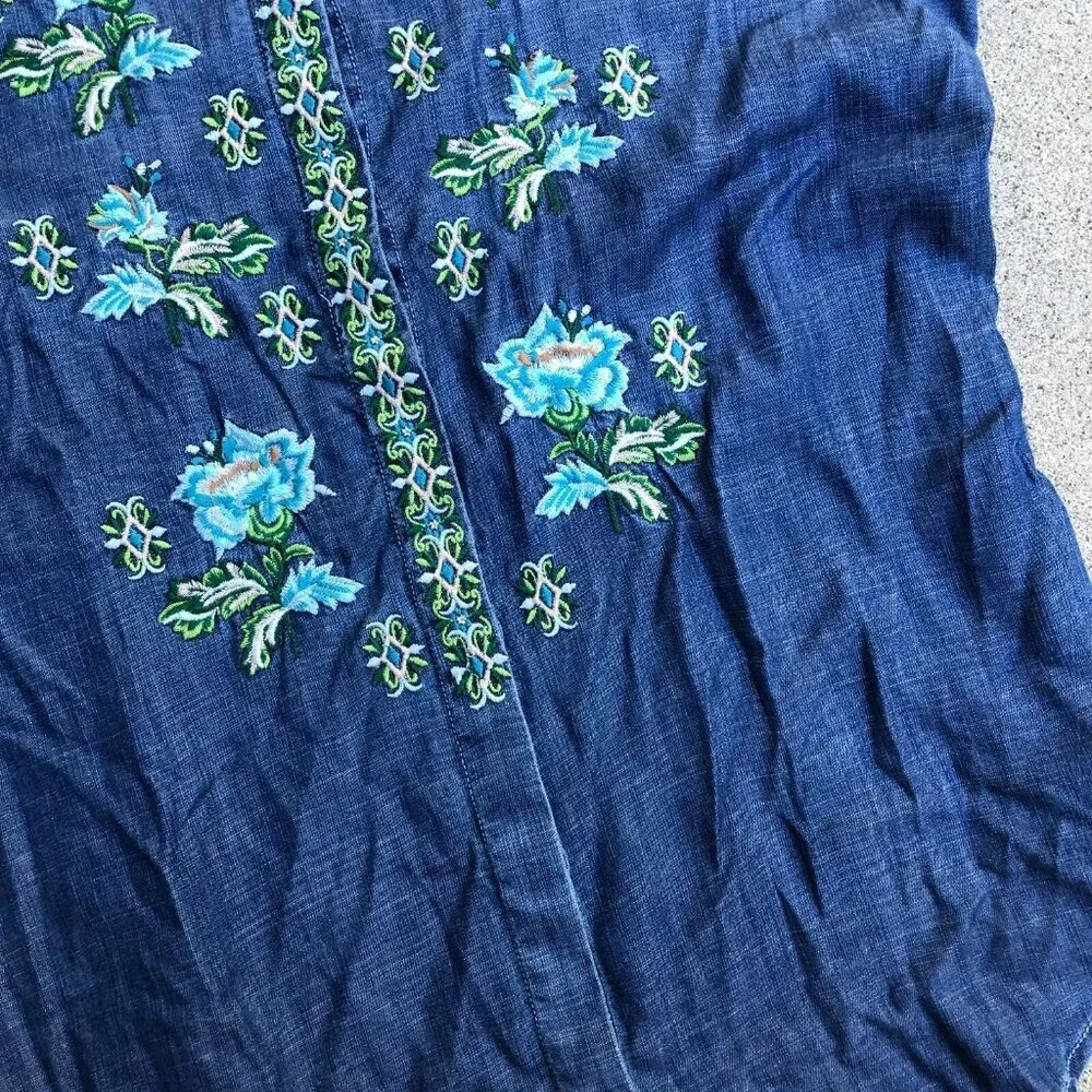 Vintage NORTH STYLE Denim Shirt Women's SMALL Embroidered Floral Button Up Top‌‌